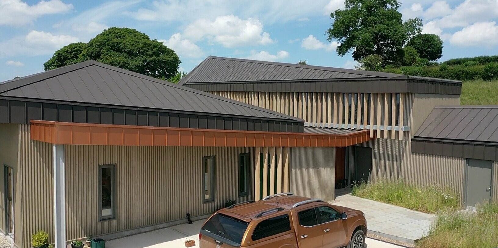 Eingangsbereich von einem Langhaus in Derbyshire mit Parkplatz und Auto