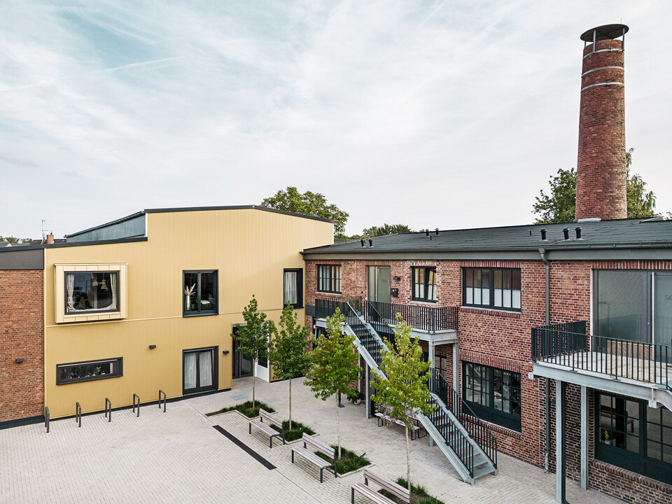 Normalansicht der Kellerhöfe in Langenfeld, die von Rotterdam Dakowski Architekten zu 23 Mietwohnungen und einer Gewerbeeinheit umfunktioniert wurden.