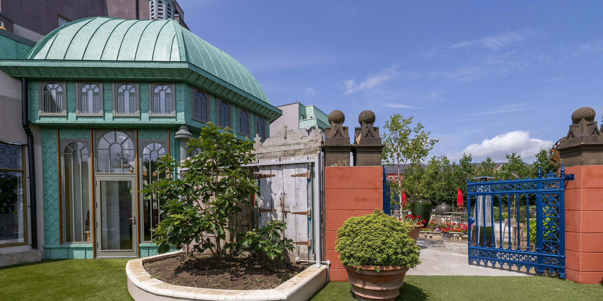 Gartenhaus des Lawlor's Hotel in Naas (Irland) mit PREFA Aluminium Fassade