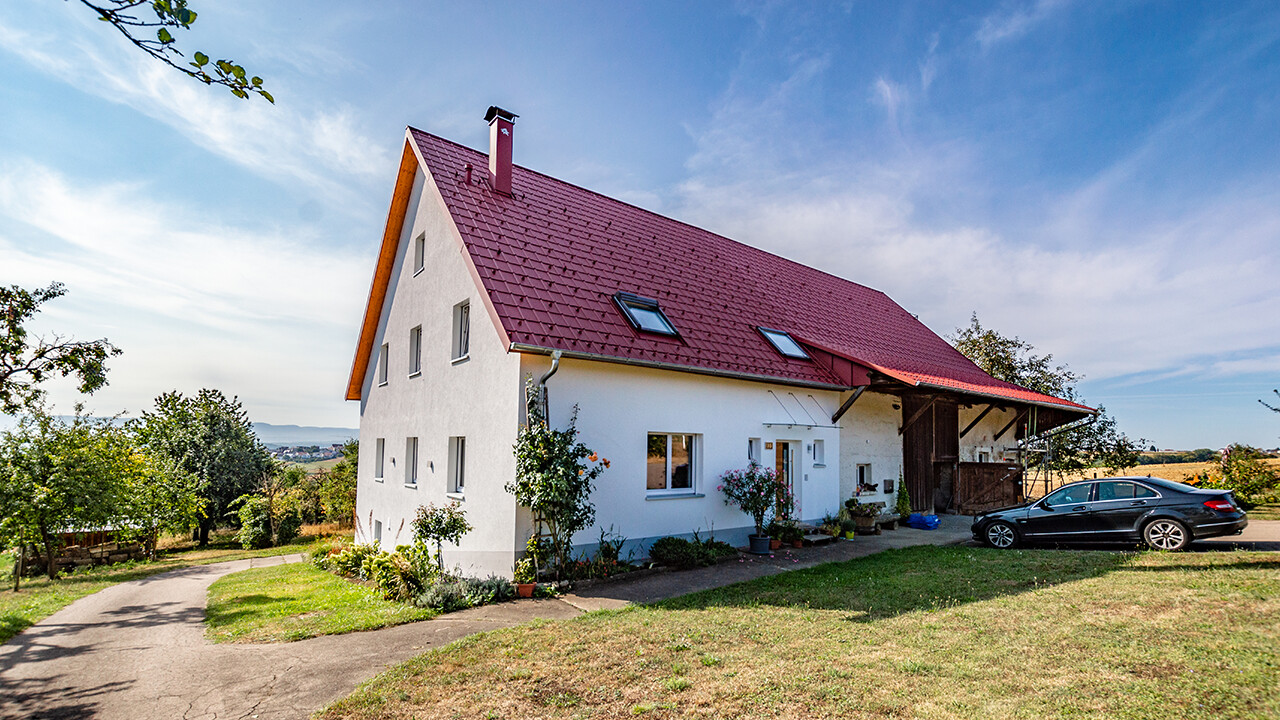 Alter kleiner Bauernhof am Land, schön saniert mit der PREFA Dachplatt in Oxydrot.