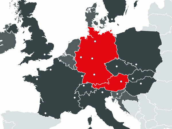 Az összes európai országot bemutató térkép, ahol a PREFA üzleti tevékenységet folytat, pirossal jelölve a két ausztriai és németországi gyártóüzemet.