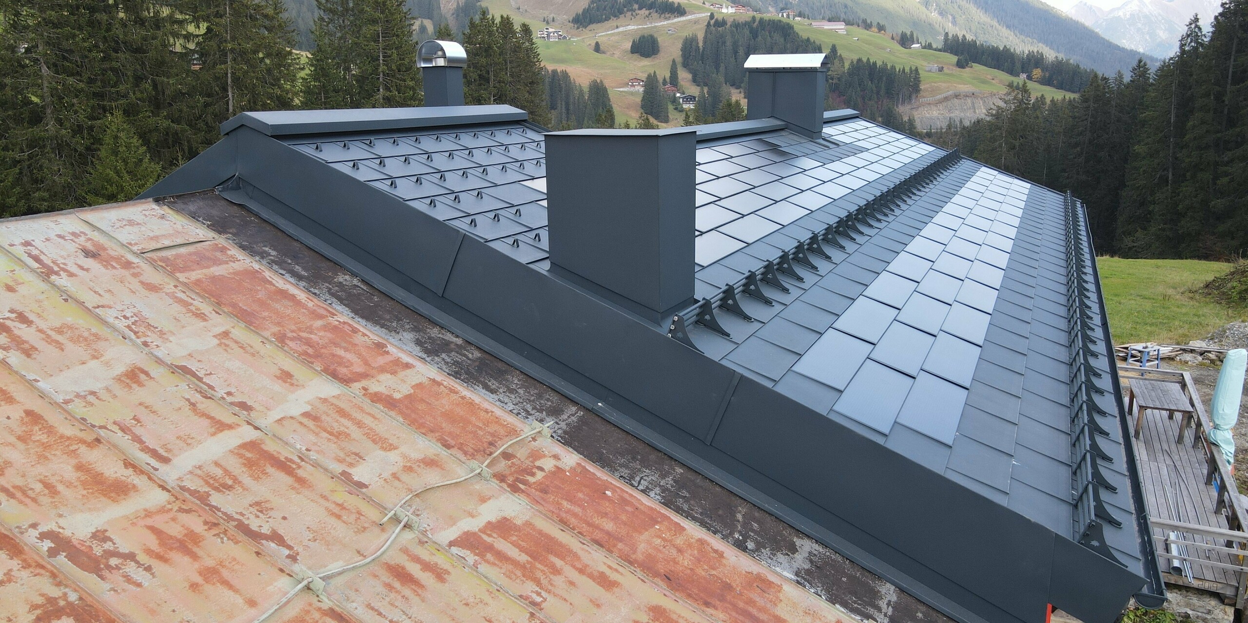 PREFA Solardachplatte in P.10 Anthrazit auf dem Alten Walserhaus in Warth, Vorarlberg