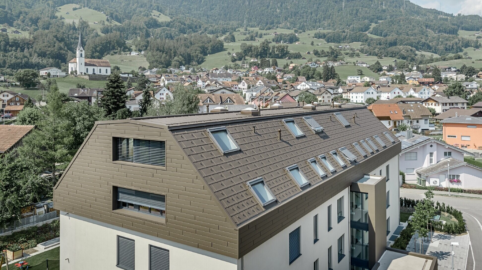 Dachgeschoßausbau des Wohnhauses in Wangs mit braunen Alu-Paneelen von PREFA für Dach und Fassade.